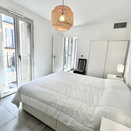 Old - 4 Persons - Private Parking