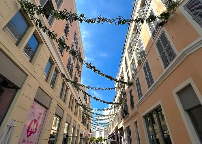 Old - 4 Persons - Private Parking