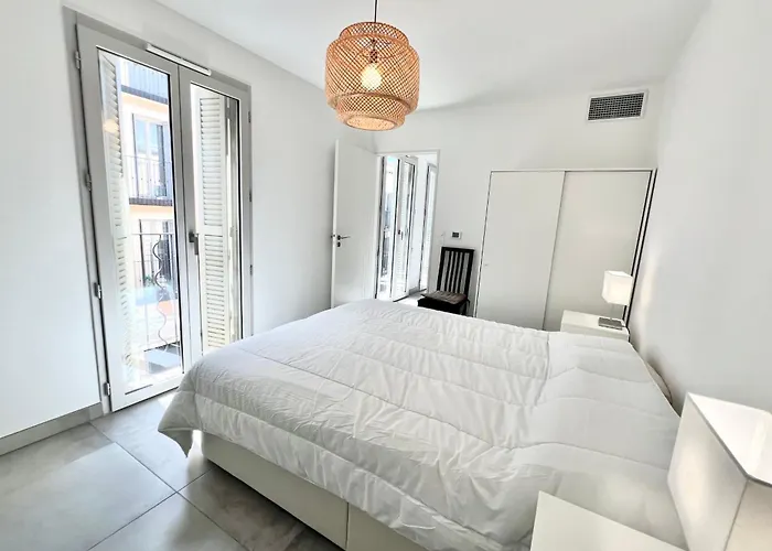 Old - 4 Persons - Private Parking